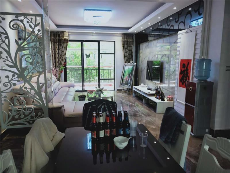 绿地华庭，精装大三房，小区环境好，绿化好，成色新！欢迎看房