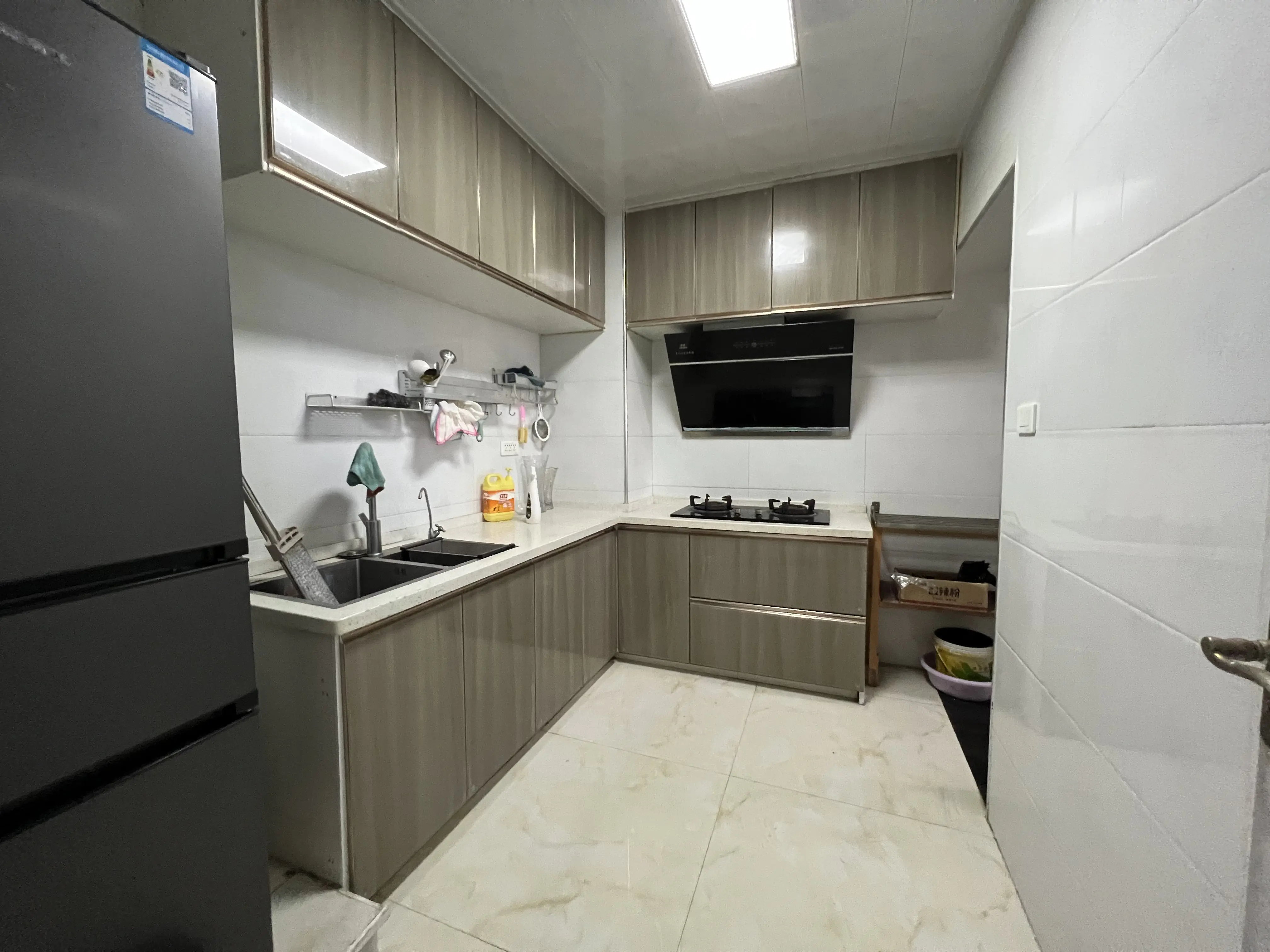 现代城2室2厅2卫精装修两证全39.8万优价出售，支持按揭贷款！