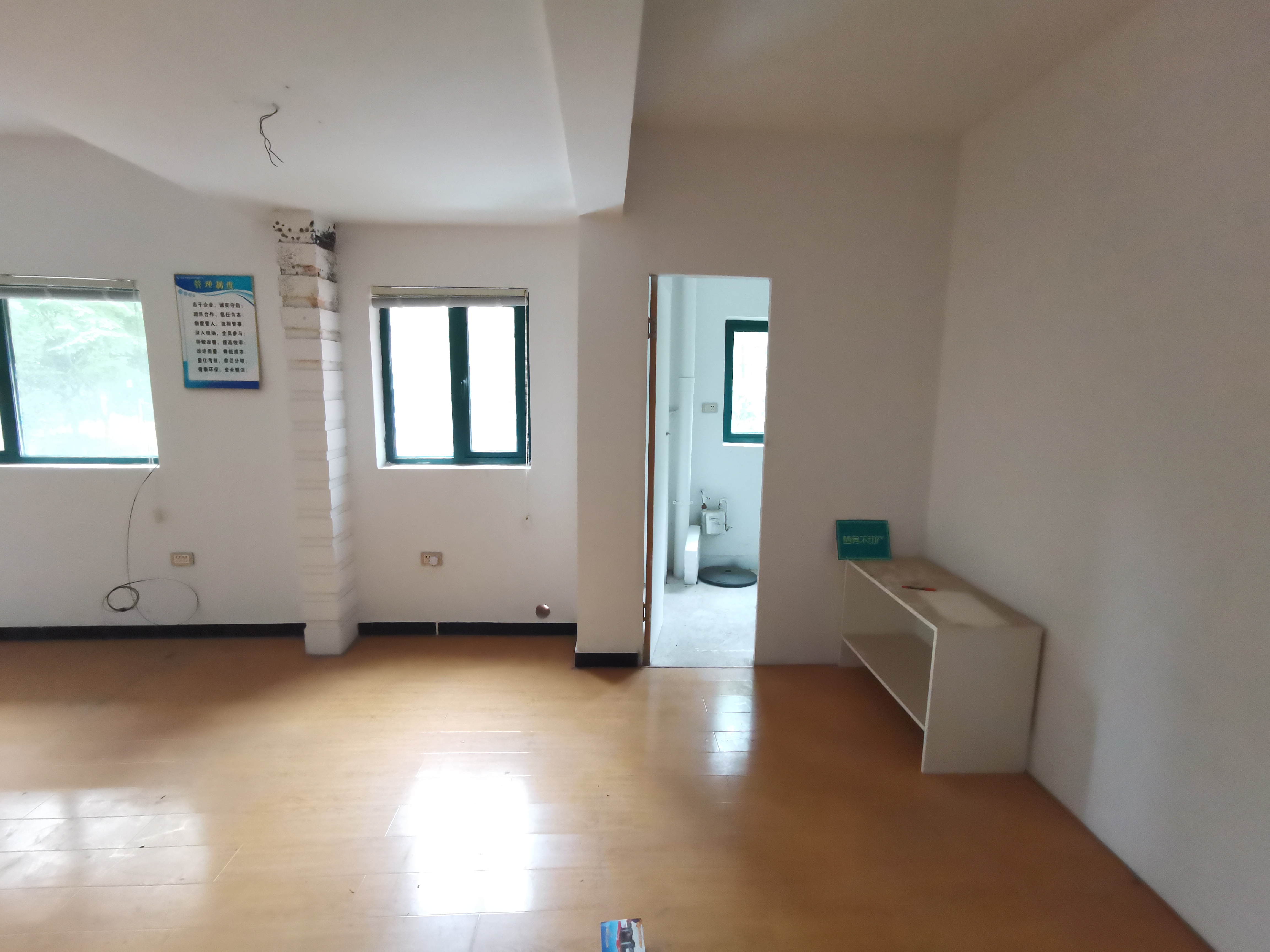 新街小区里面门面房，146平单价5000不到，不动产证在手