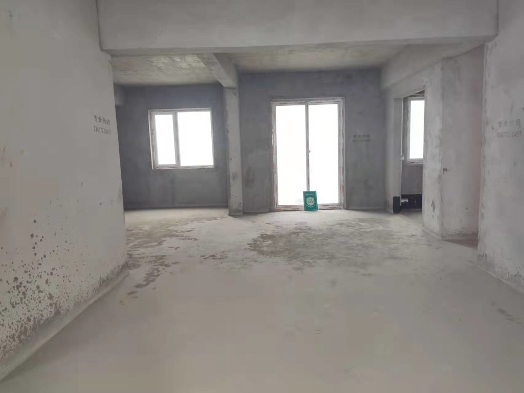 银湖城毛坯三房户型方正小区绿化不错交房时间不长离高铁站也近看房方便