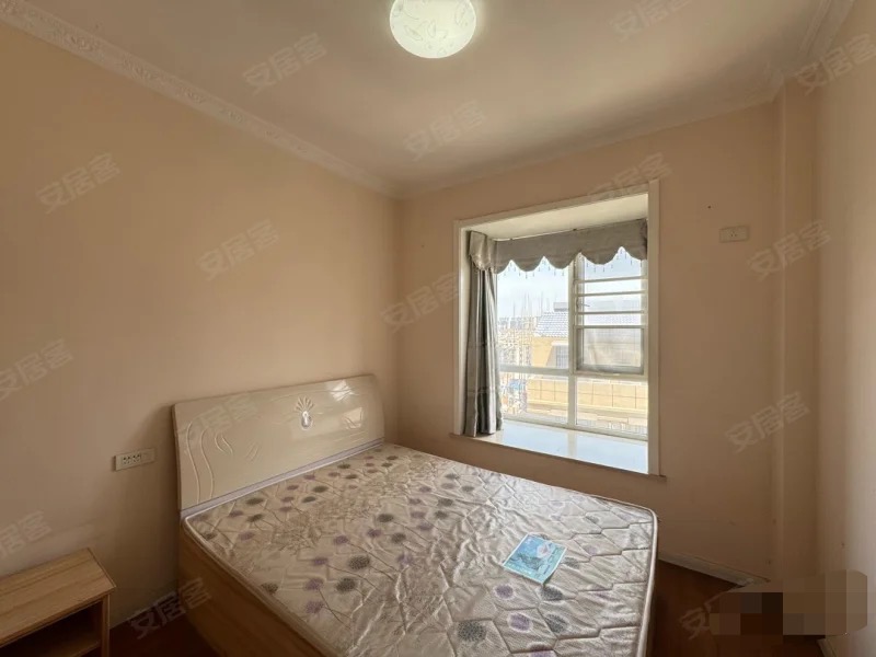 124，捡漏，一中对面，房东诚心出售，精装三房，单价4800，老证过户，满五