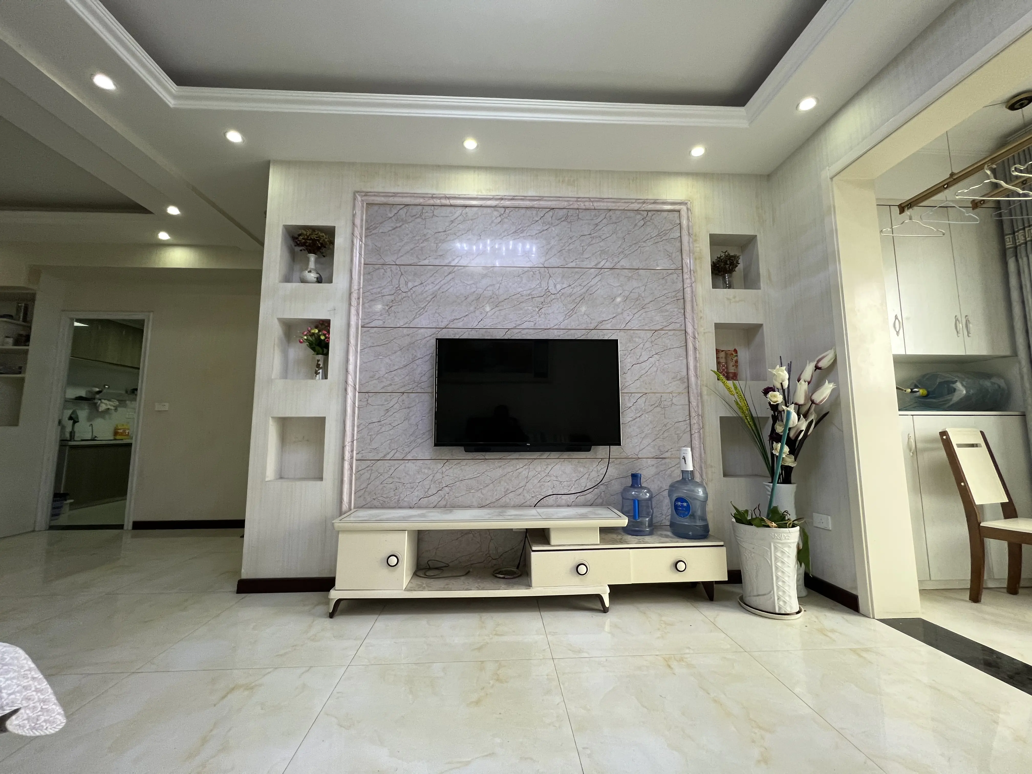 现代城2室2厅2卫精装修两证全39.8万优价出售，支持按揭贷款！