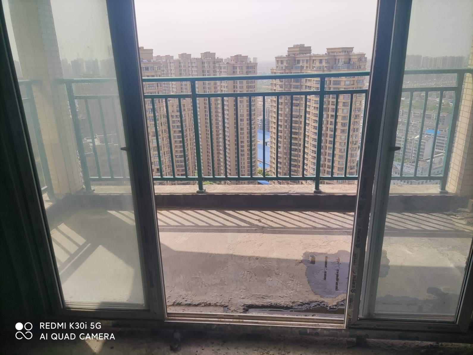 业主急售润泽天下毛坯三室两厅两卫，不动产证在手