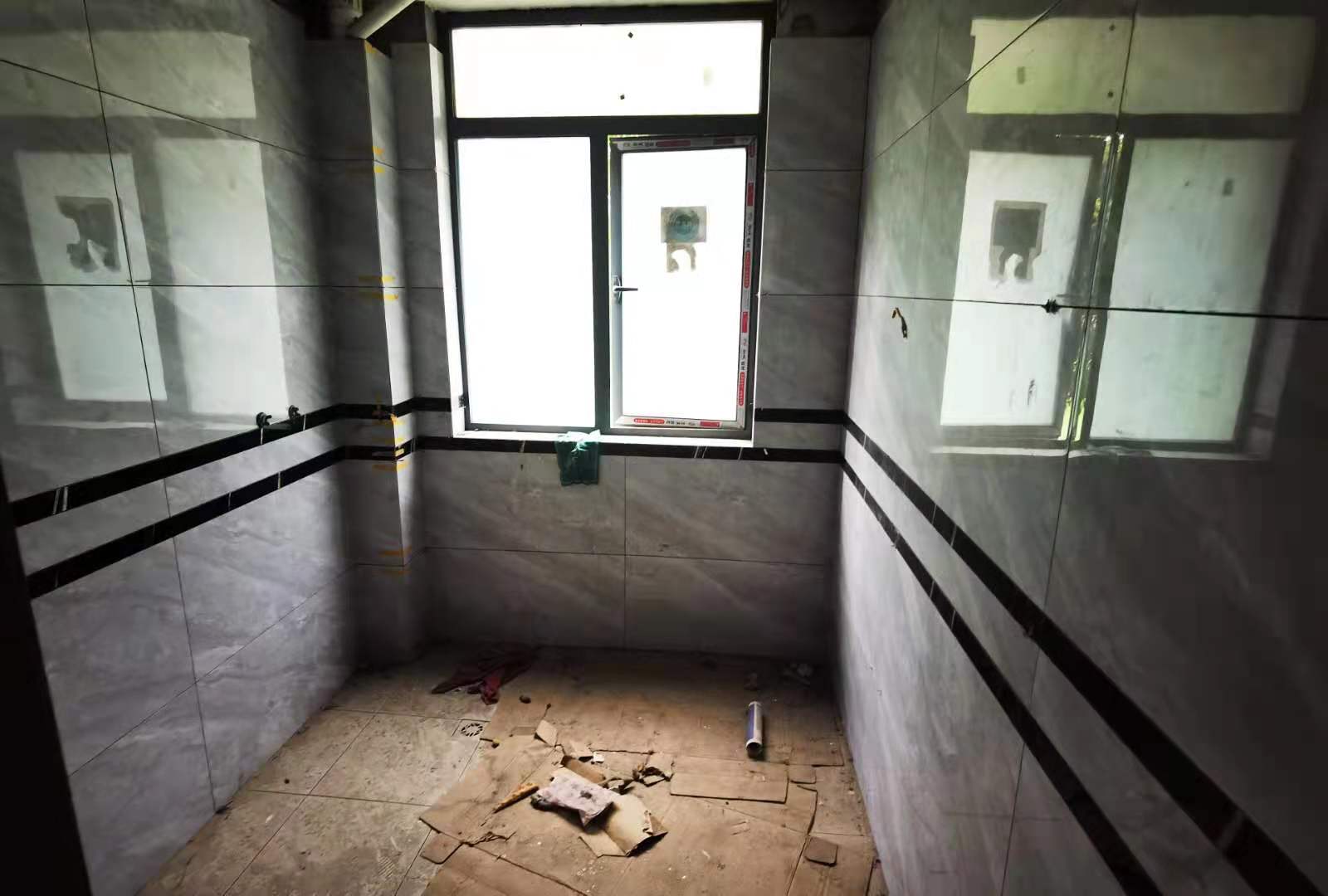 党校宿舍清水毛坯简单装修了哈有院子停车住起来又安静外观也新