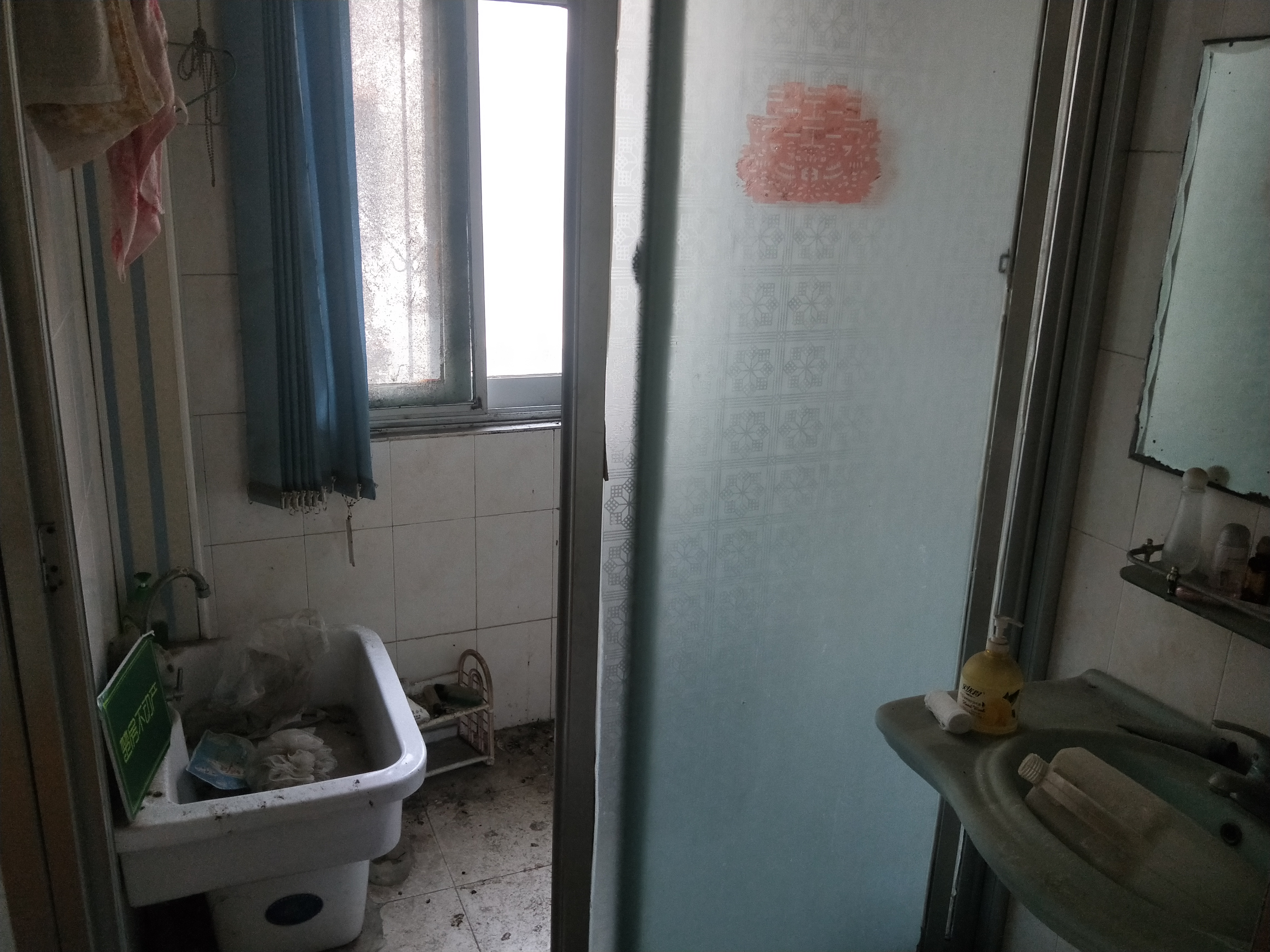 二中旁卫生小区大三房开间朝南楼层采光很好小区环境很好停车方便诚意出售