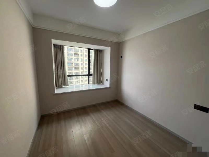 ​城南，御湖世家，电梯15楼，证满二​，全新精装三房，边户，送车位，好楼层