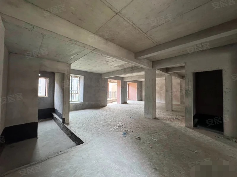 城南，新城一号五期，电梯洋房。中间楼层，四房二卫，全天采光，电梯入户，南北通透