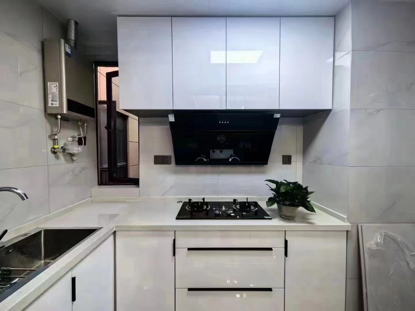 33，诚心出售，森林国际翡冷翠，全新精装三房，采光视野很好，满二