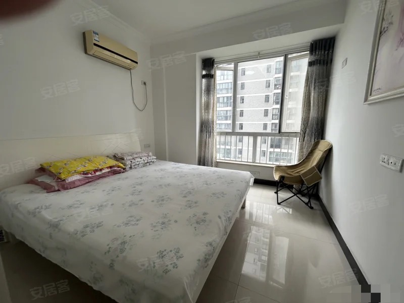 房东诚心急售，单价4800，精装小三房，看中可谈，好楼层