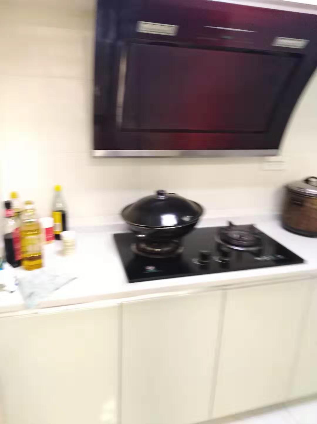 精装修三房两厅两卫送入户花园无贷款满五