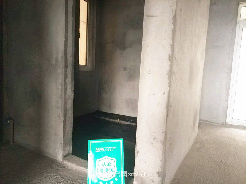 世纪雅苑毛坯大三房南北通透户型方正，采光和视野都是非常到位的，一个字好