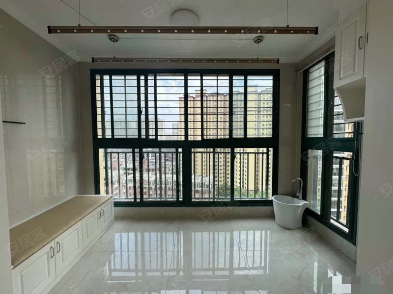 415，降价了，新街，精装三房两卫，中‮楼间‬层，单价5300，成色新，拎包住