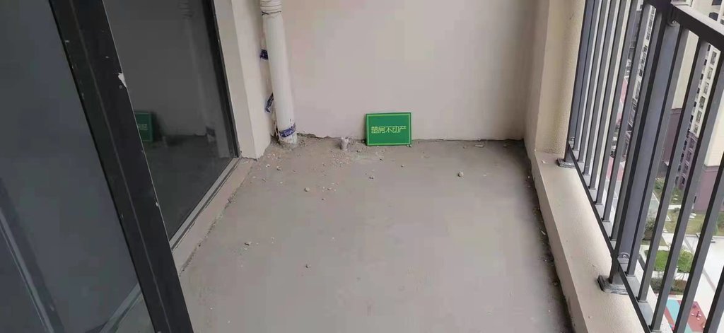 蓝天新城，毛坯，三房两卫，中高楼层，诚心出售，看房方便