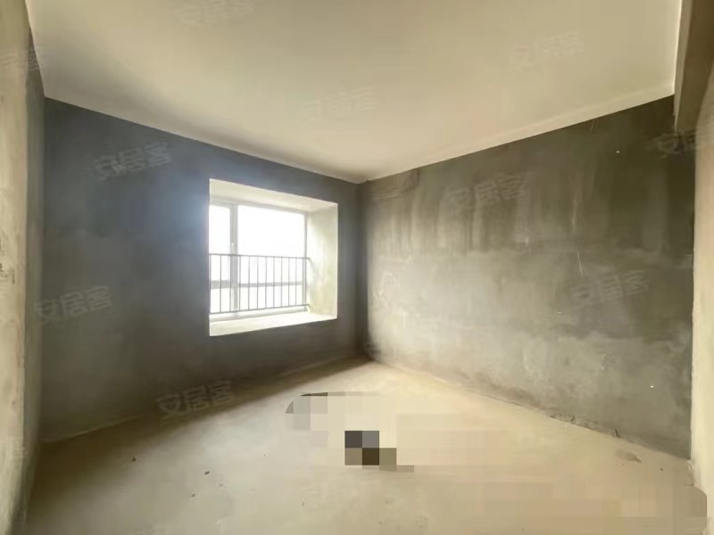 捡漏,森林国际6期，,湖景现房,毛坯大四房，单价5200，证满二，好楼层