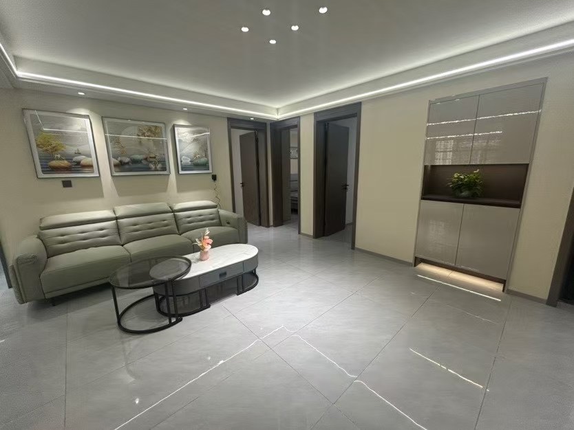 降价了，沔阳xiao学老二中 ，步梯2楼 ，全新装修大三房 ，单价3千多， 证满五， 旁边就是步行街和武商