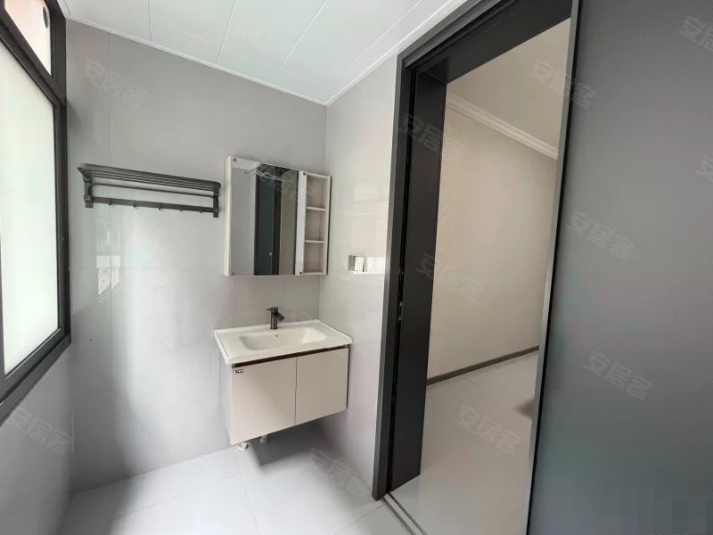 武商附近，步梯一楼，精装三房两卫，带院子，满五，全新装修，老证