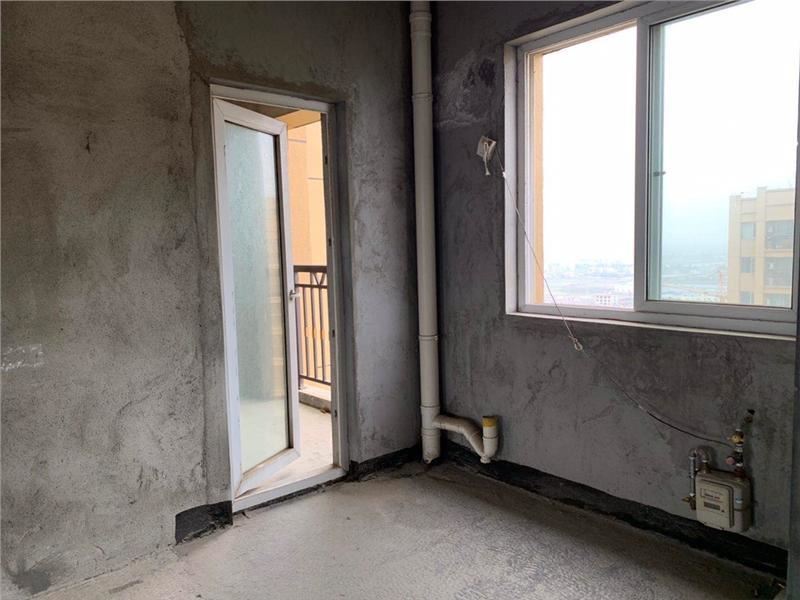 锦绣江山，毛坯三房，想怎么装就怎么装，可以按揭，单价5000一点