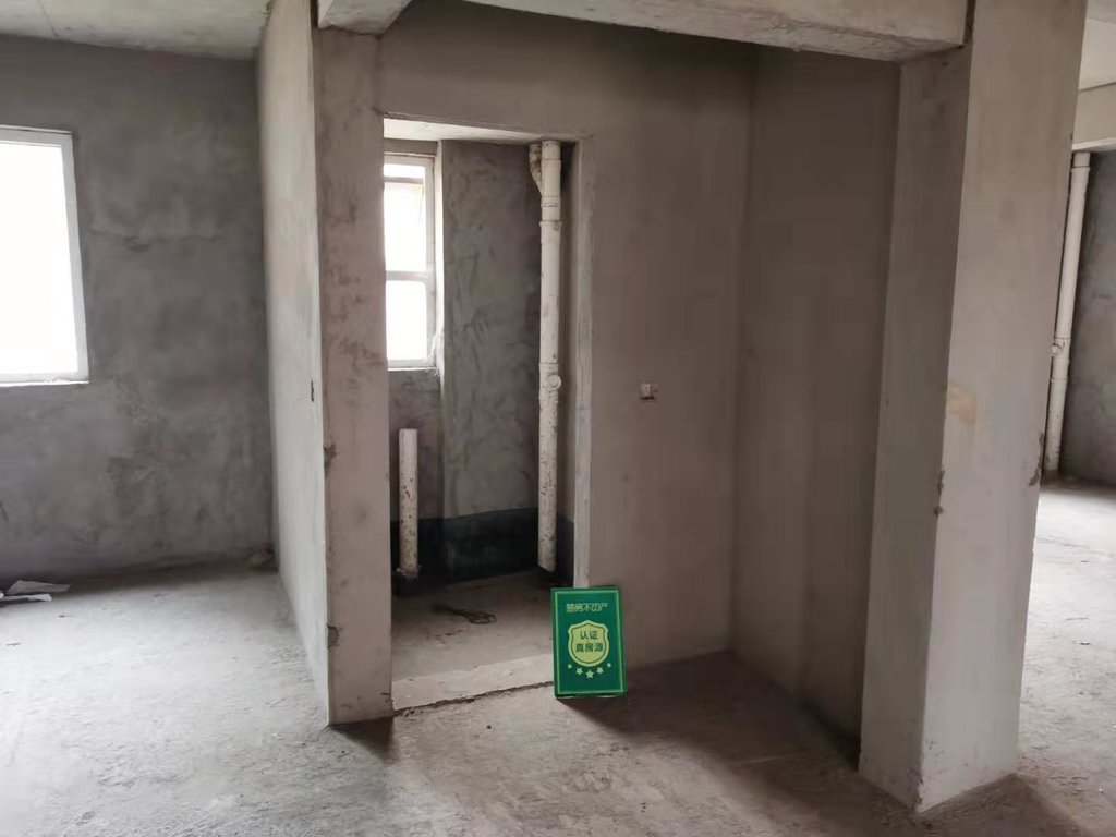 满庭春毛坯一楼三室两卫带院子看房方便房东诚意出售