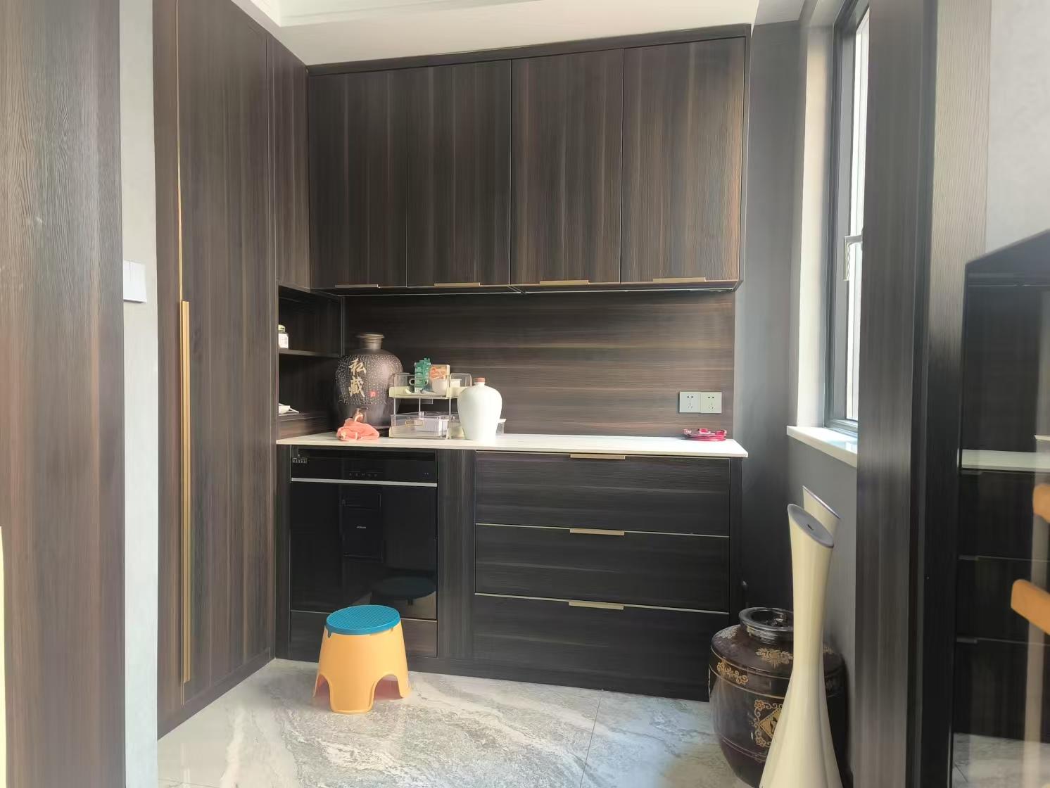 领秀城6室3厅大平层全新精装修，211平米难得的大平层洋房诚意出售！