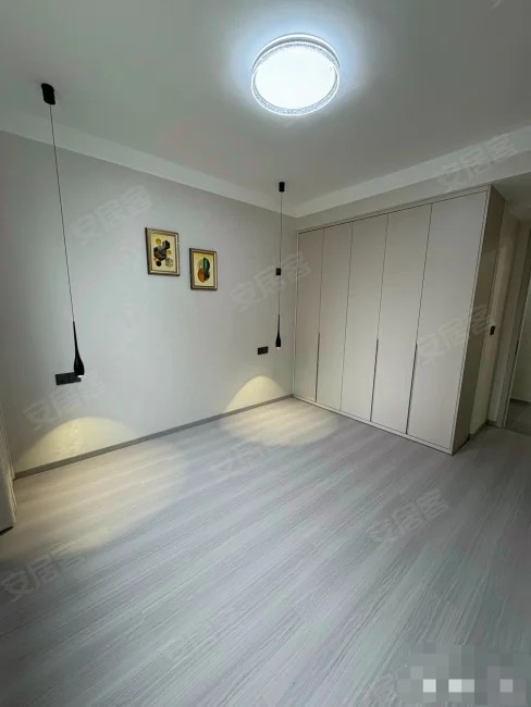 急售，城西，锦绣江山，中间好楼层，全新装修，证满二