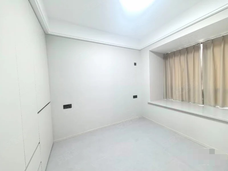 城南，御湖世家，大边户，单价5800，精装三房，送家具家电，9.9成新，一天未住