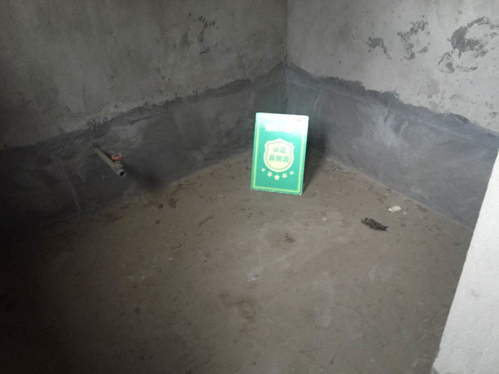 绿地华庭联排别墅，环境好的吓人，每天鲜氧环绕景色宜人