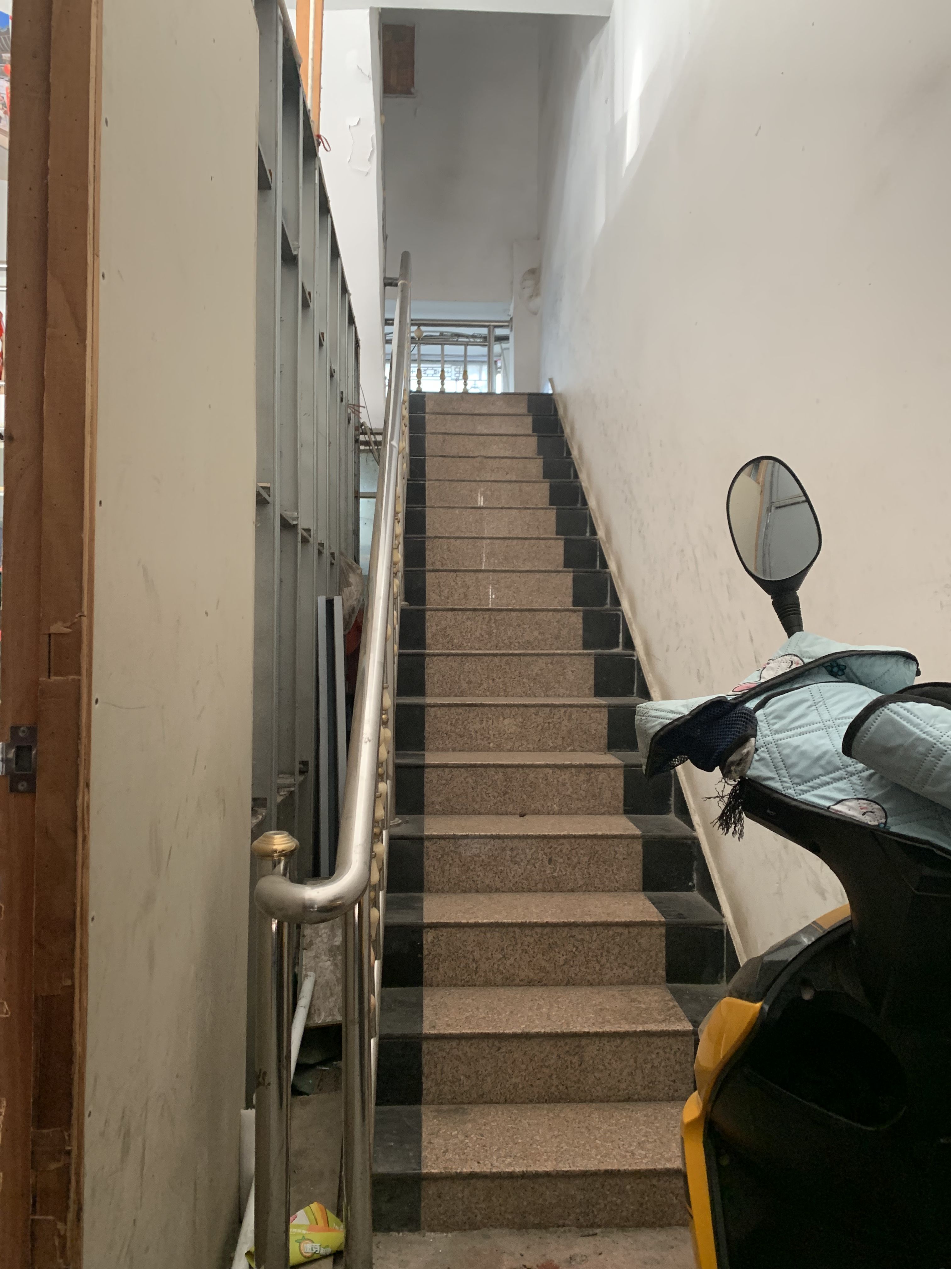 客运站对面,国有土地证，三证齐全五层半门面房出,