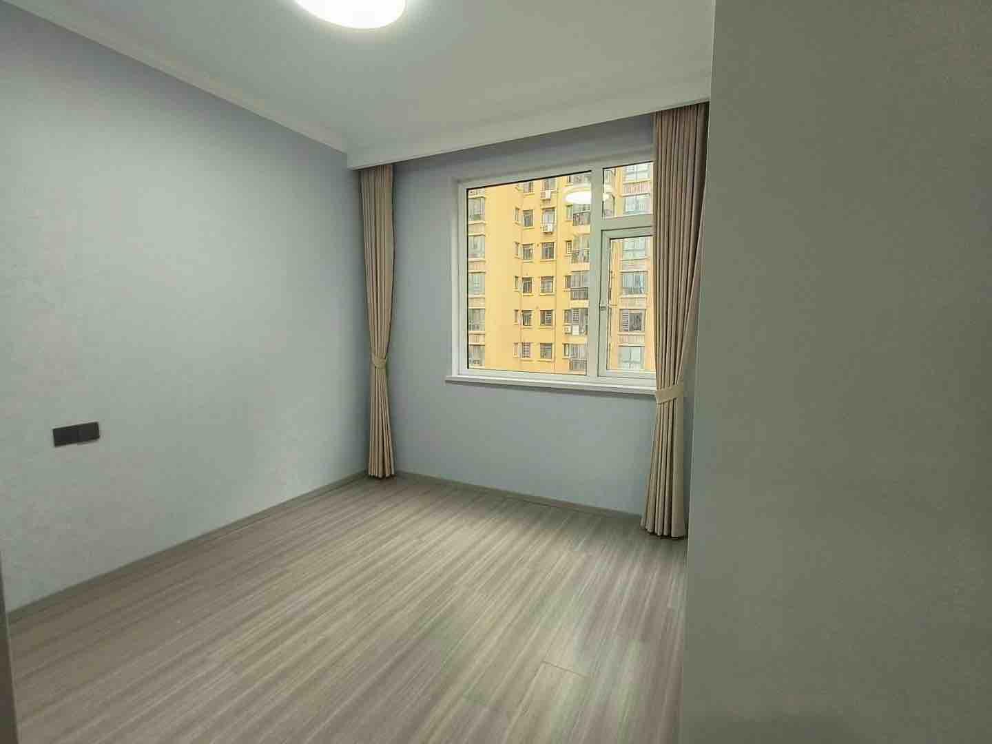 赞板子，全新装修3房，门口仙桃晓学，小高层边户，一梯两户，采光好，中间楼层