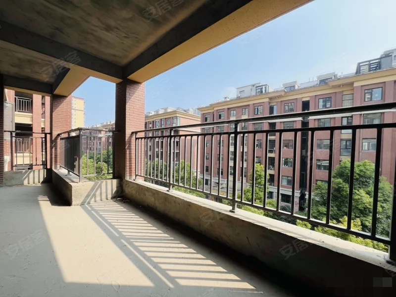 城南 ，新城一号五期，电梯洋房。 中间楼层，四房二卫 ，全天采光， 电梯入户， 南北通透