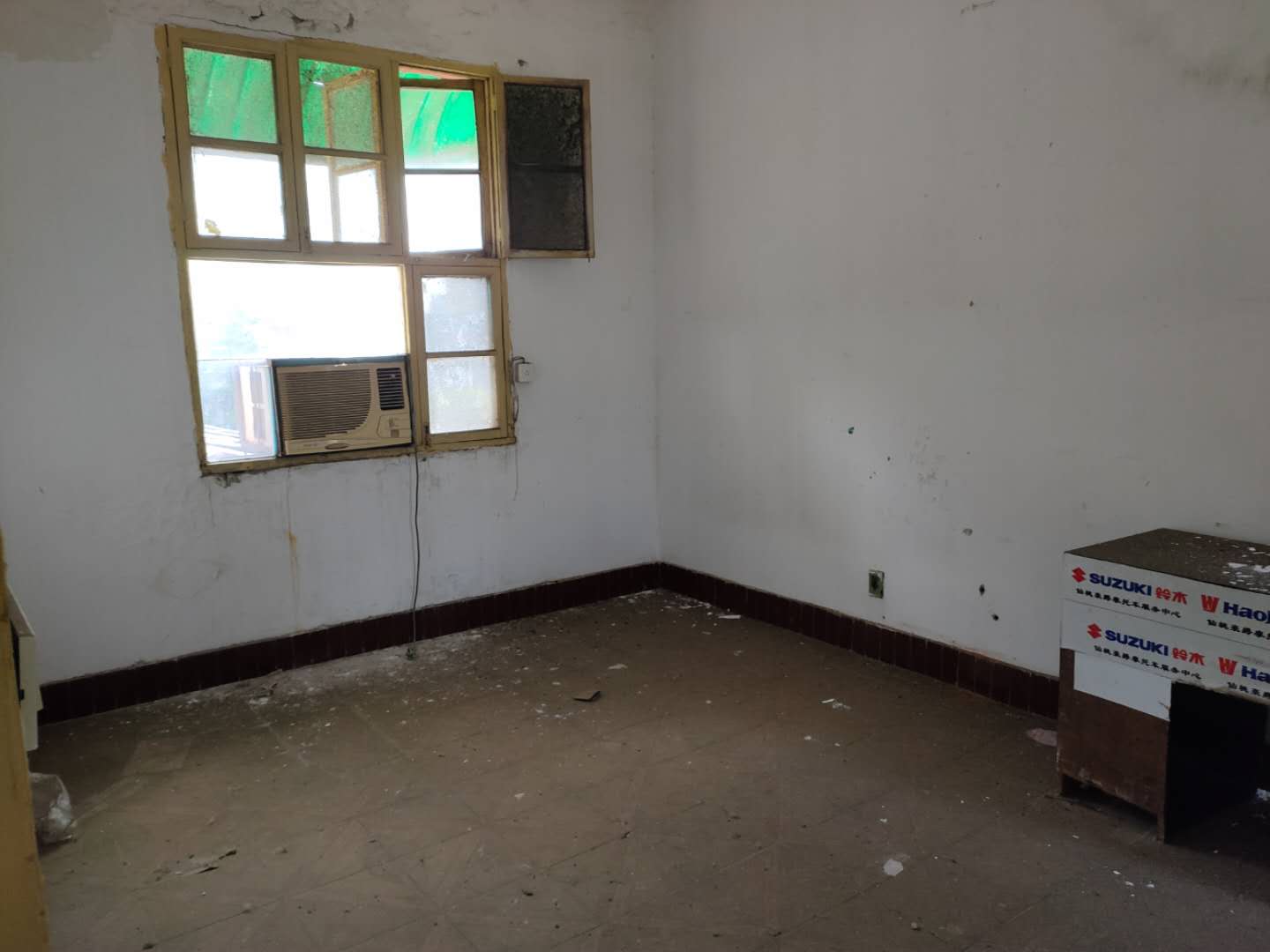 实验高中宿舍楼小三房南北通透优价15万可过户还可小刀哦