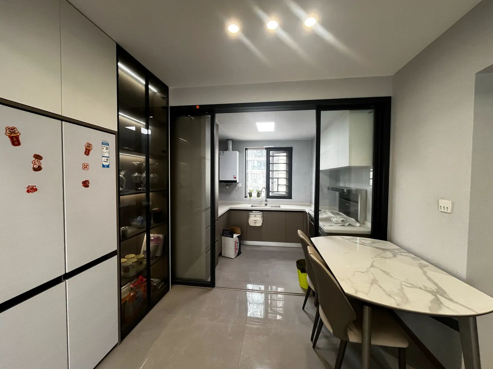 蓝天白云，精装四房‬两卫，‮阳长‬台，好楼层，全‮品屋‬牌定制，带‬暖气片，证满二