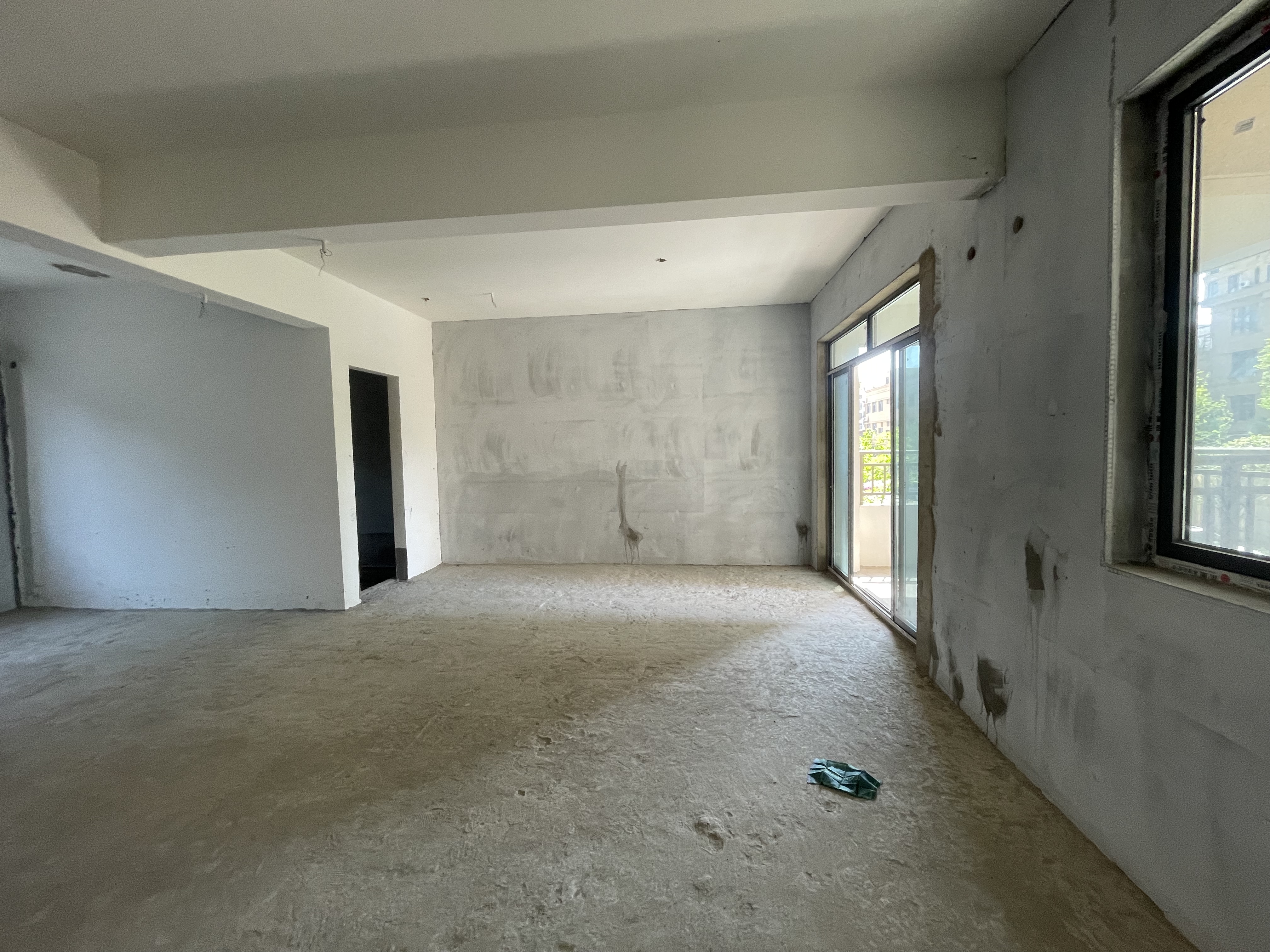 环球毛坯3面采光，单价5500，看房方便，出行方便