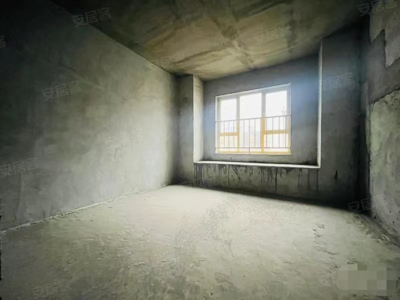 降价了，房东急售，城南新小区，电梯好楼层24楼，单价6153，边户，带车位，毛坯大四房，证满二，双阳台