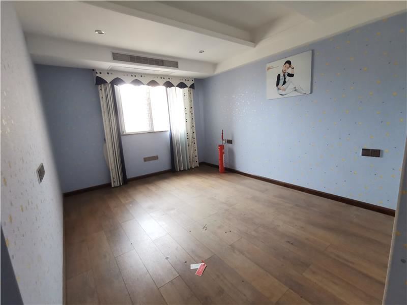 满庭春全屋订制精装修，湖景大四房只卖毛坯价，户型方正采光 