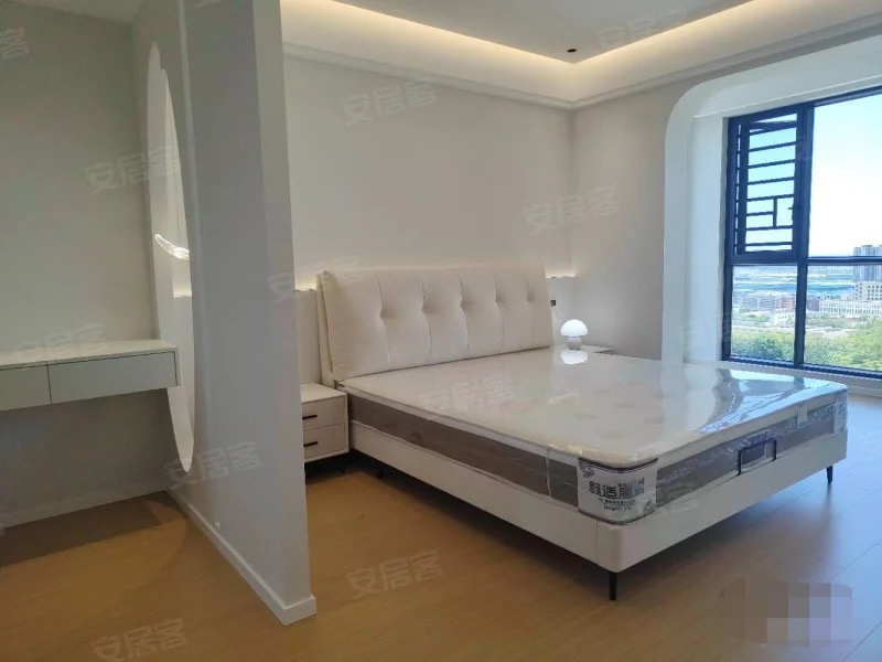 新城壹号五期，全新装修，法式简约风！好楼层，精装3房2卫，双阳台。单价6200一平