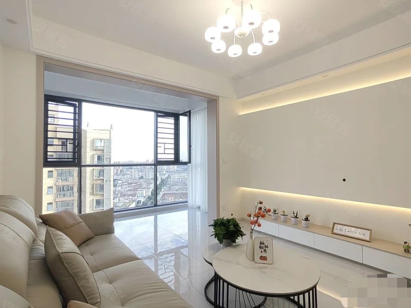 老三中旁，康湾一品，全新装修，凤凰楼层，证满二 读实小和仙桃三中 家具家电全送 好楼层