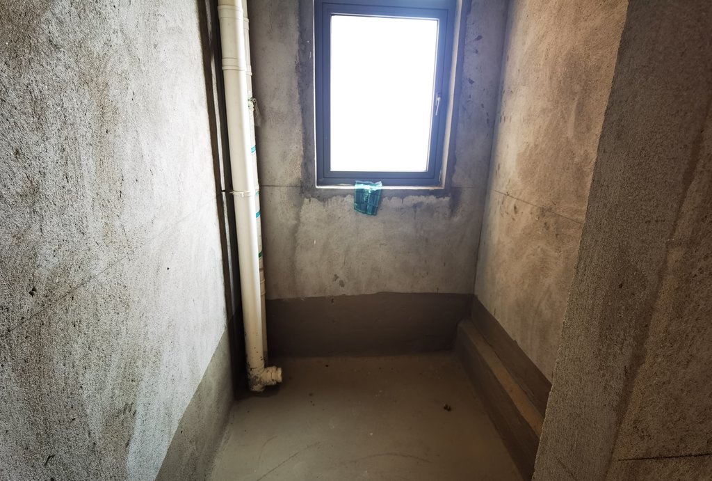 紫润尚城.毛坯大两房.户型方正.采光.视野好.看房方便.比新房价都低