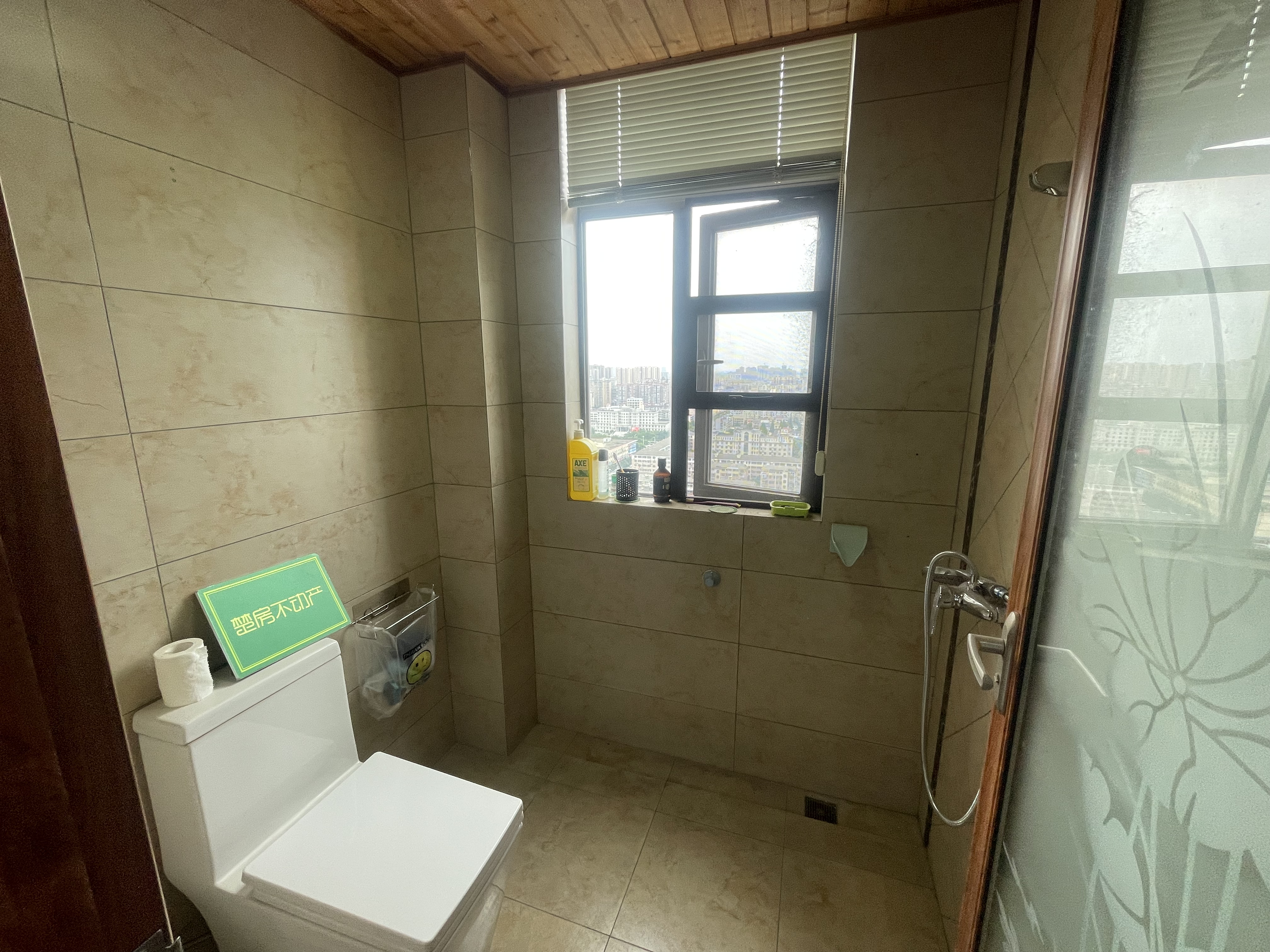 颐和公馆.菜场.大三房.实木装，中央空调.南北通透.满二