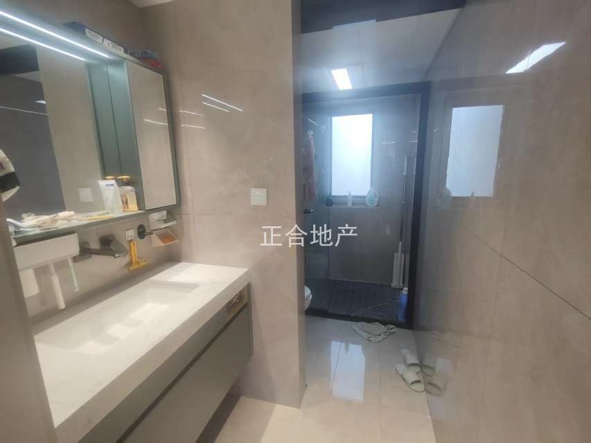 城南，蓝天新城，豪装三房，带100平特大露台，带地下子母车位，证满二