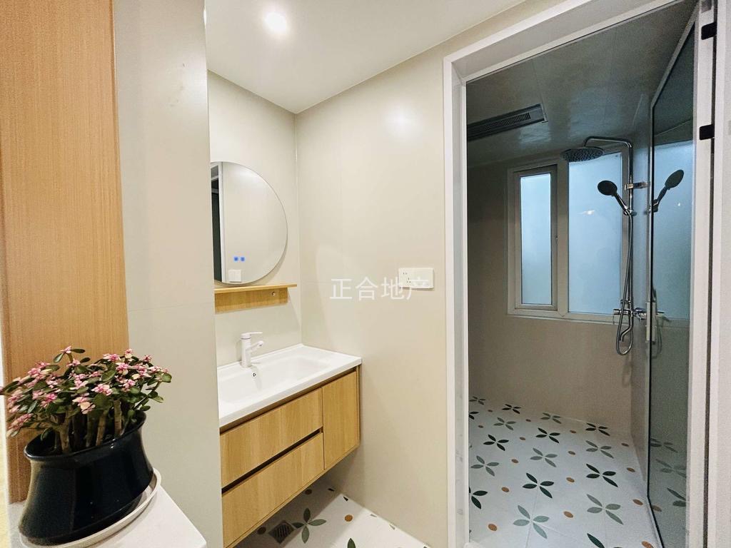 降价了，l森林国际湖景房，全新装修，精装三房，楼层好，双书包出门就是沔阳公园仙湖公园楼下新二中二小拎包入住