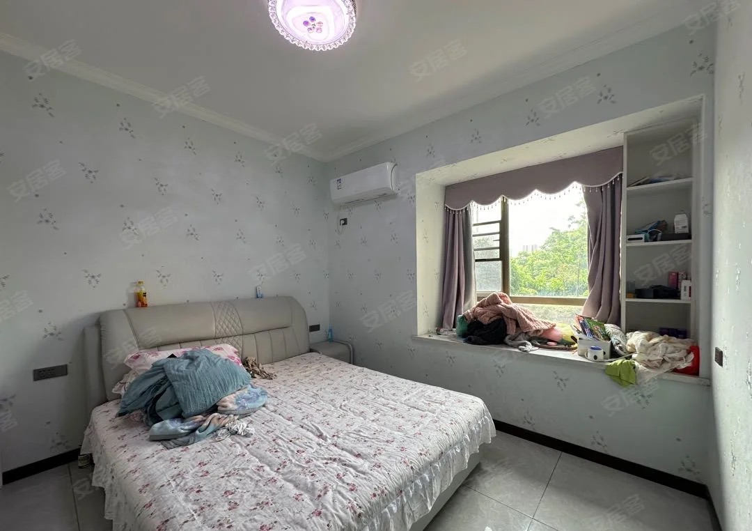 74，降价出售，城南南国明珠精装四房，装修九成新，手付2万单价4900，证满2