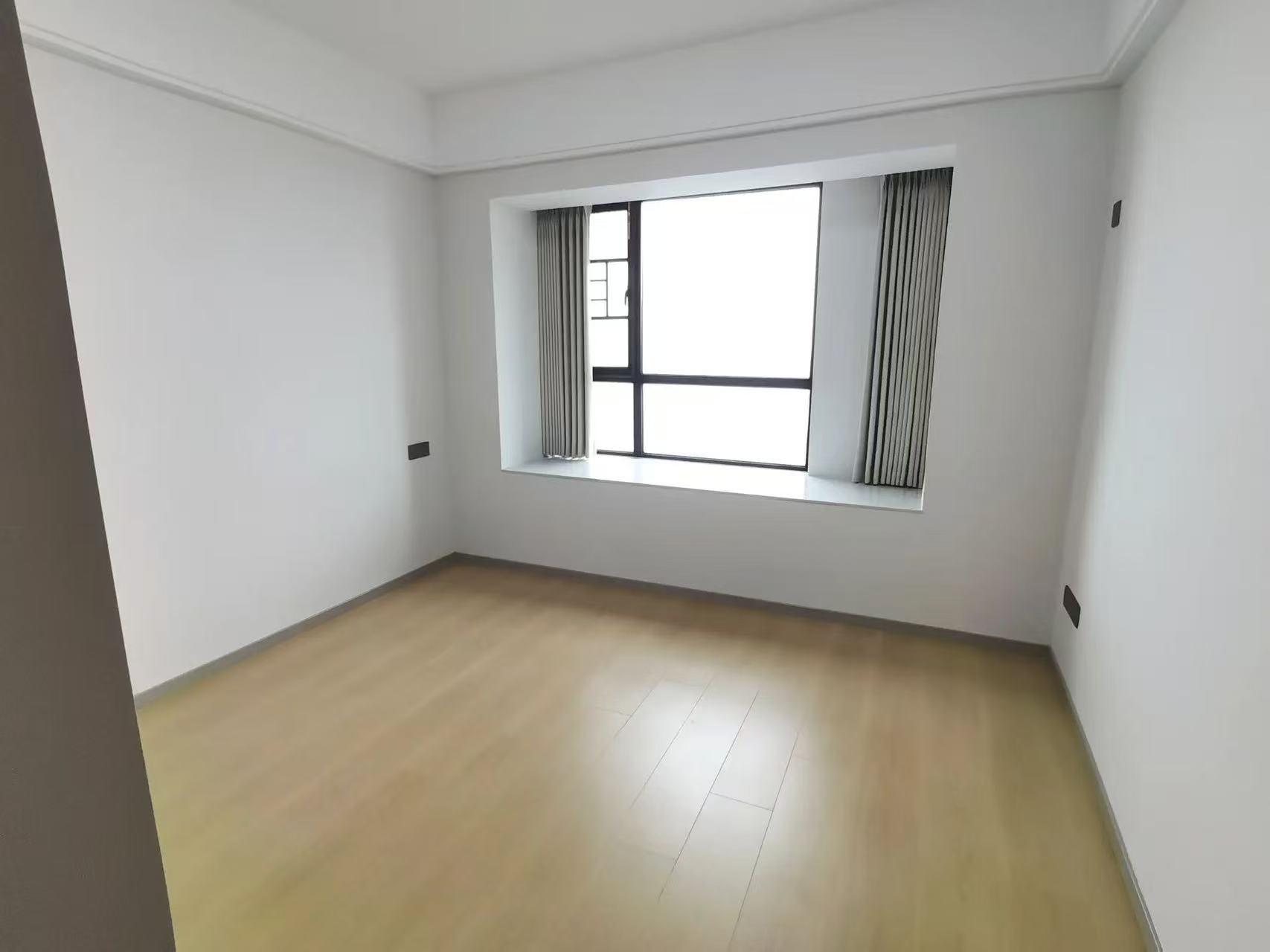 降价了，城南，御湖世家，凤凰楼，全新精装大三房二卫，新三中，业主包满二