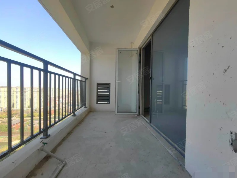 249.，降价了，房东急卖，蓝天花园，电梯28楼，东边户，一梯一户，三房两厅两卫，南北通透