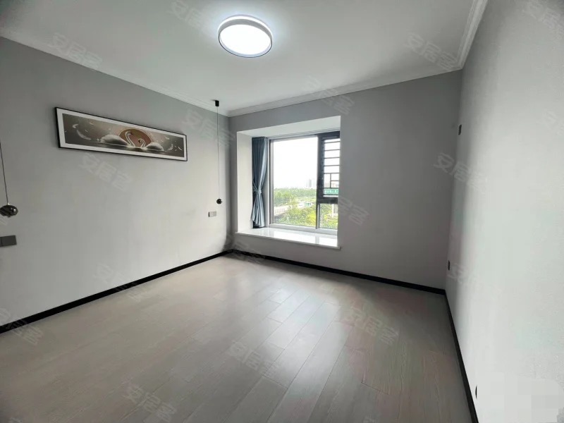 新城壹号，精装大三房，全新精装，东边户，南北双阳台，单嫁5800+，证满二