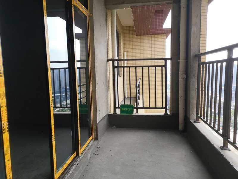 领秀城 毛坯四房 带车位 大平层双阳台 南北通透好户型 看房