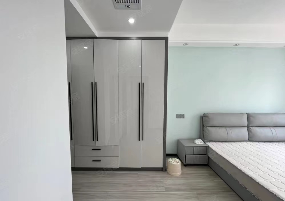 房东亏本出售，荣怀小高层，精装小三房，9.9成新，三开间朝南，好楼层