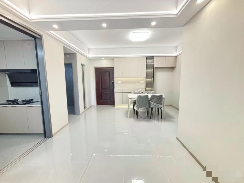 城南，南国明珠，精装三房，证满二，全新装修，中间好楼层，