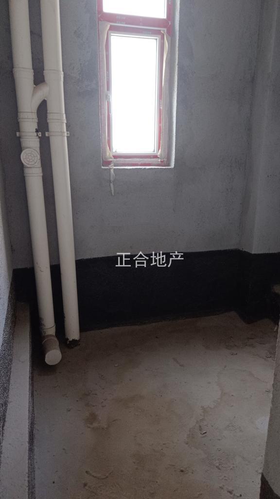 捡漏，亏本出售，风和日丽，毛坯4房，单价5000送车位，边户，电梯好楼层11楼，证满二