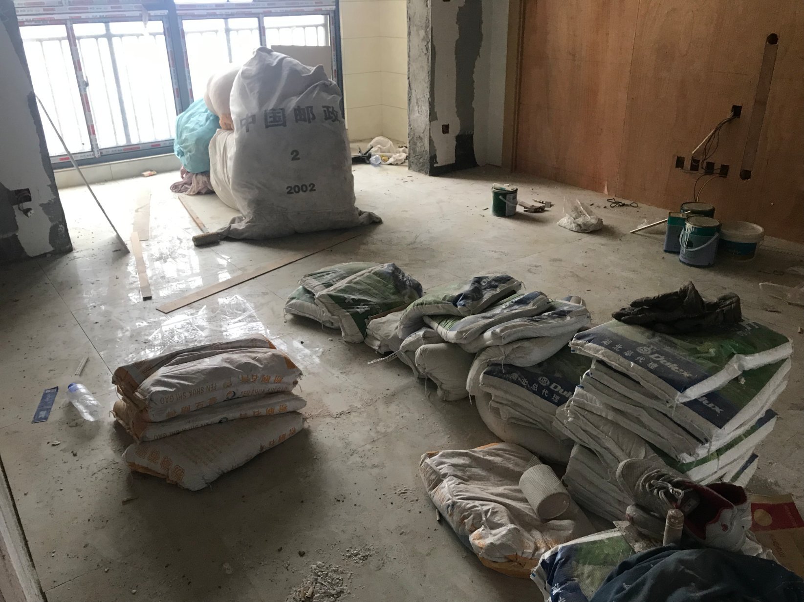 城东大盘 装了70% 进来只需贴墙纸 3室2厅2卫