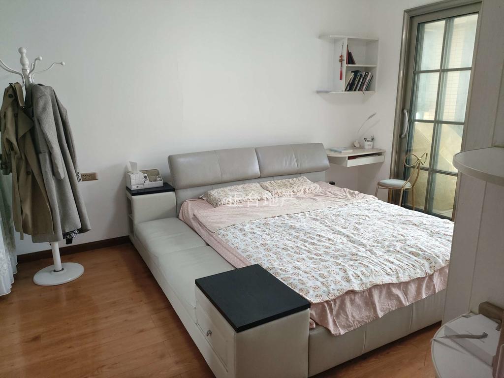 捡漏，新城壹号，精装大4房2卫，带车位，单价不到4400，保养九成新，证满二